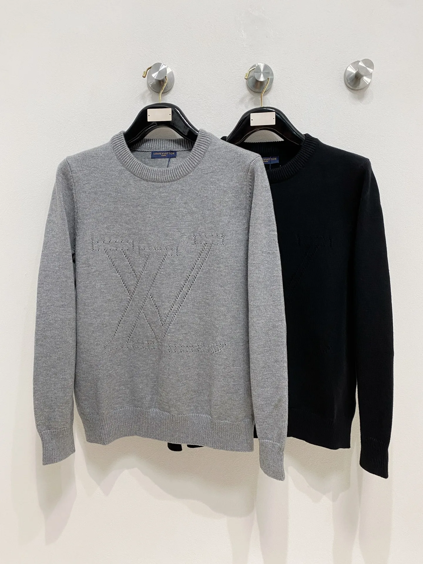 🅿️440 LV crew neck sweater, made of wool blended yarn, has good warmth retention, fluffy and soft, doubles skin care, giving you a lightweight wearing experience. High-quality natural fibers ensure high-quality life. The whole piece adopts solid color single-sided craftsmanship, leaving loose space when fit, solid color plain weave, neat texture, solid color design, durable and high-end. The workmanship is meticulous, fashionable and versatile. The reverse shoulder design is simple and comfortable. At the same time, it uses counter stitching to highlight the quality in the details, making the temperament more low-key, restrained, calm and stylish, and better showing the clean and tidy side of successful men. The collar, cuffs, and hem are made of dense rib weaving, which is tight and elastic, not easy to deform, and highlights the details and texture. Whether worn alone or layered, it can not only give you a warm feeling, but also give you a sophisticated sense of fashion.      Size: M-XXXL